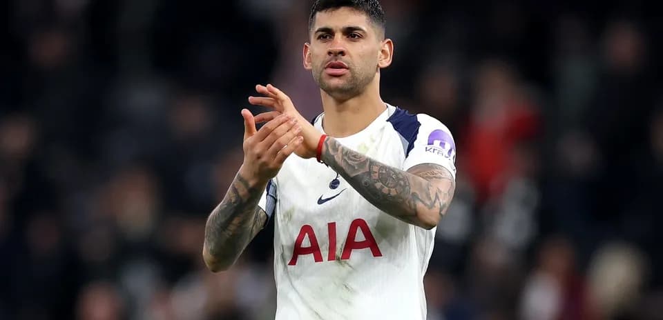 Jugador aplaudiendo en el campo después del partido