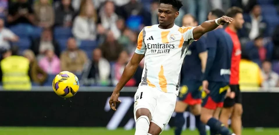 Jugador de Real Madrid lanzando el balón durante partido