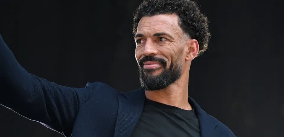Hombre sonriendo y saludando con la mano