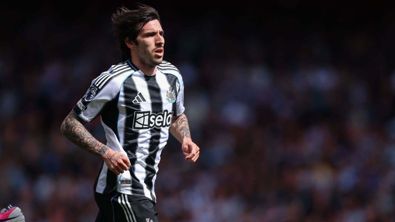 Jugador de Newcastle corriendo en el campo