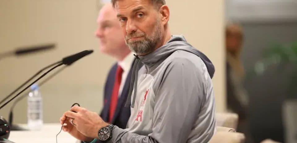 Entrenador en conferencia de prensa, mirando a la cámara