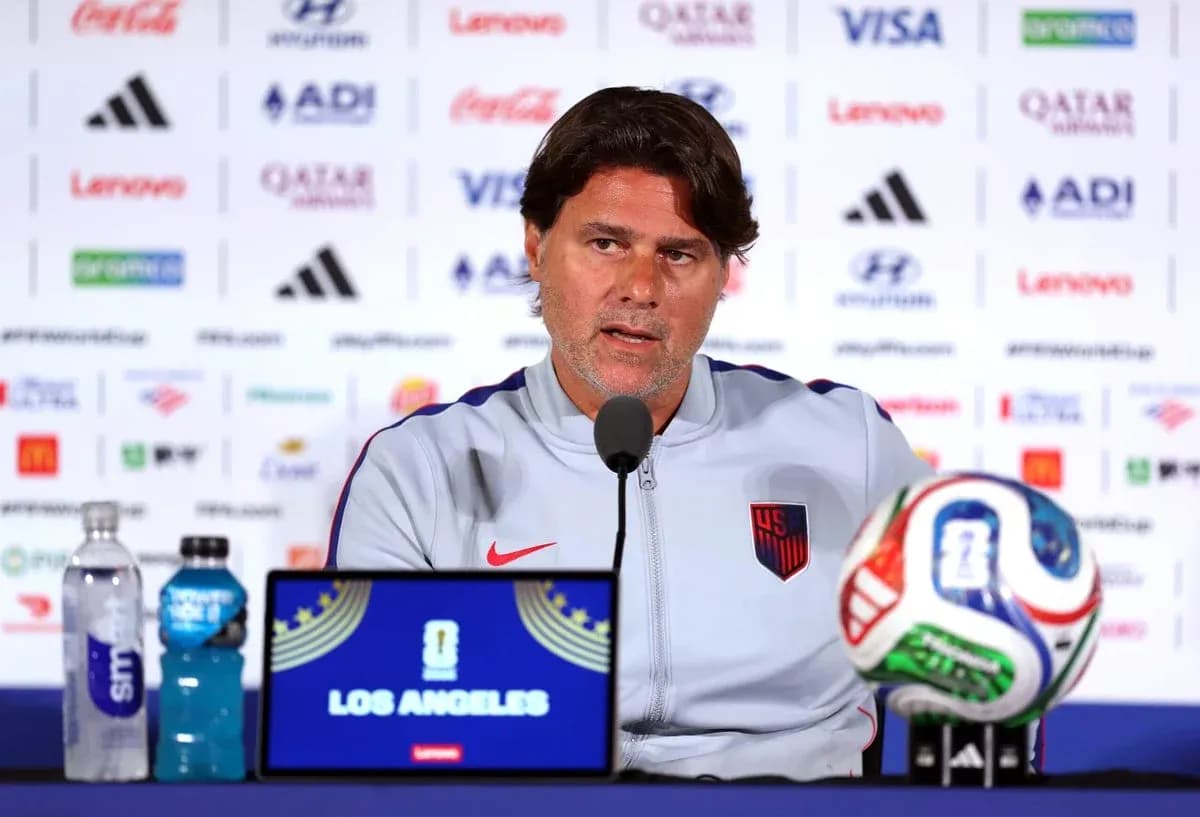 Entrenador hablando en conferencia de prensa en Los Ángeles