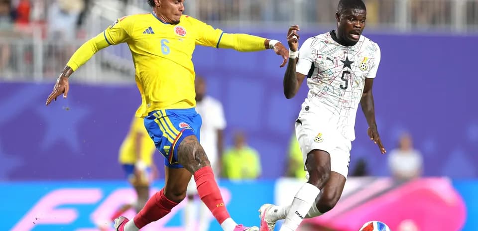 Jugador colombiano compitiendo por el balón