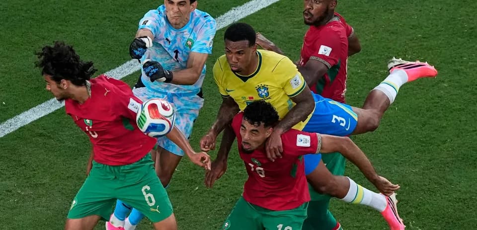 Jugadores de Brasil y Marruecos en acción