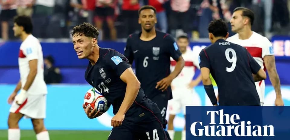 Jugador de Estados Unidos celebra un gol en el partido