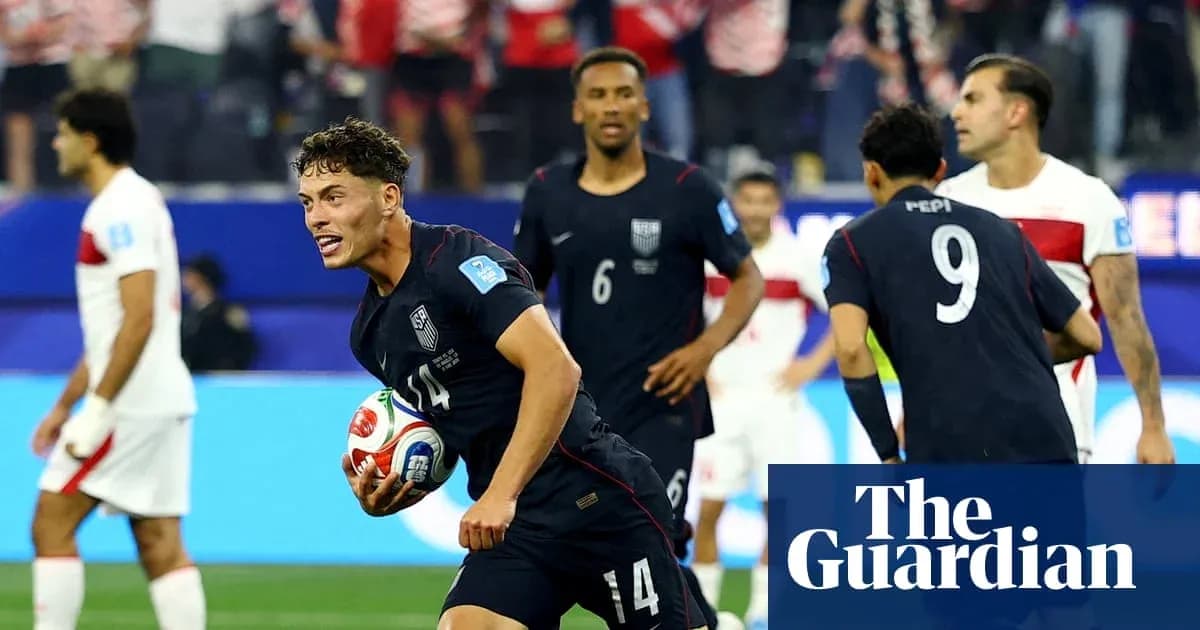 Jugador de Estados Unidos celebra un gol en el partido
