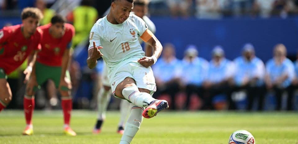 Jugador ejecutando un penalti en partido de fútbol