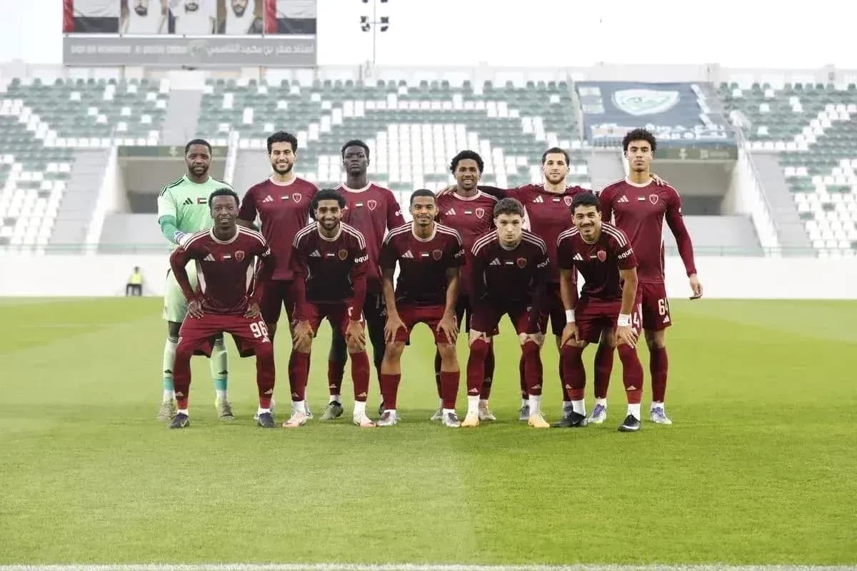 Equipo de Al Bataeh U23 posando en el campo