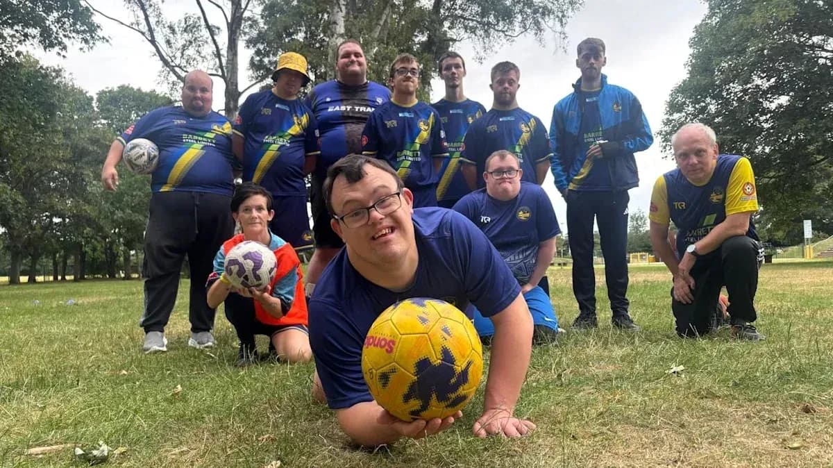 Grupo de jugadores de fútbol posando en el parque