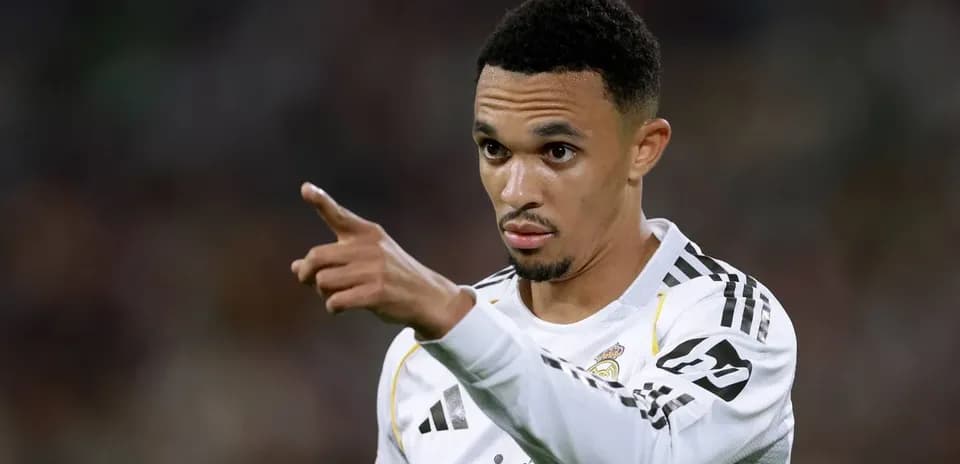 Jugador de Real Madrid señalando durante el partido