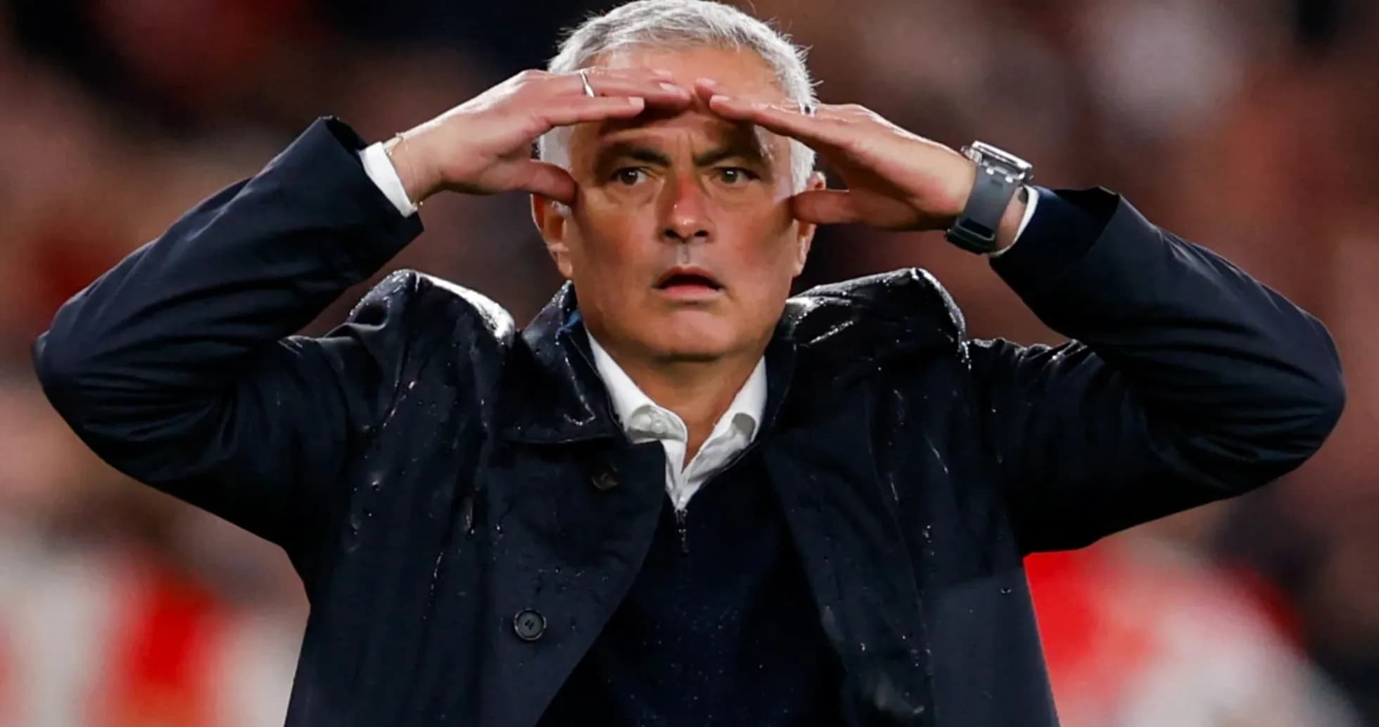 Entrenador observando el partido desde la línea lateral