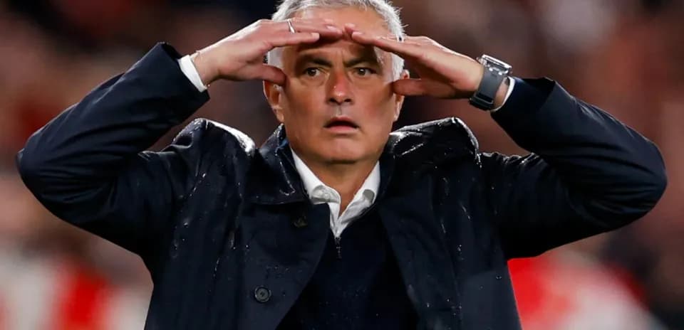 Entrenador observando el partido desde la línea lateral