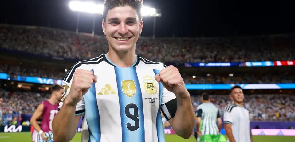 Jugador de Argentina sonriendo y celebrando en el campo