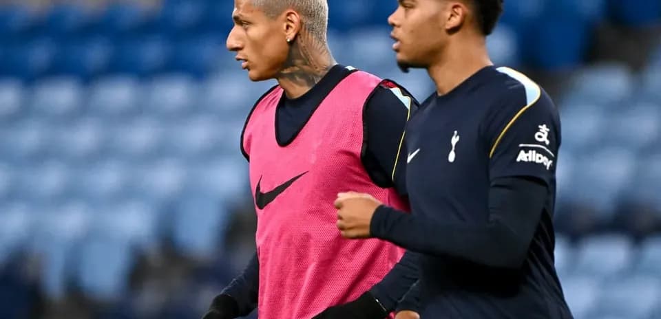 Jugadores de Tottenham entrenando antes del partido