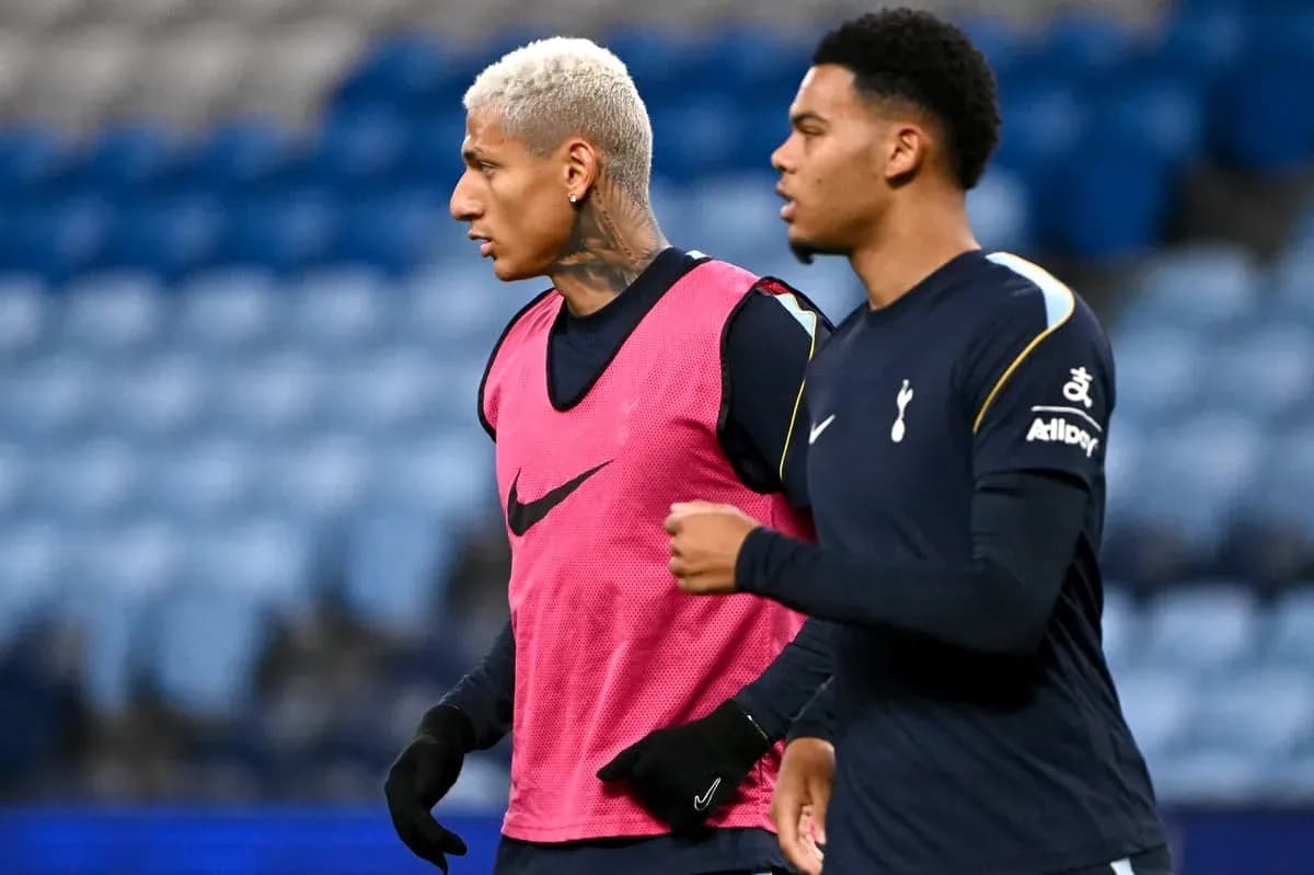 Jugadores de Tottenham entrenando antes del partido