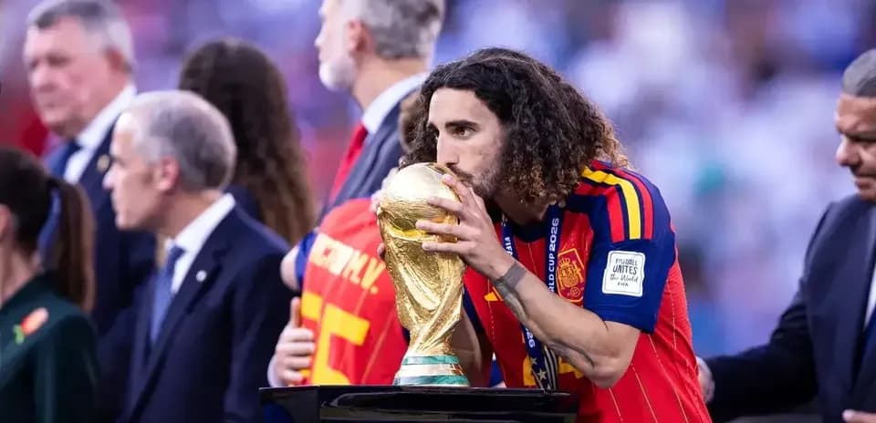 Jugador de España besando la Copa del Mundo