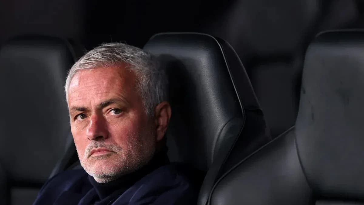 Entrenador sentado en el banquillo durante partido