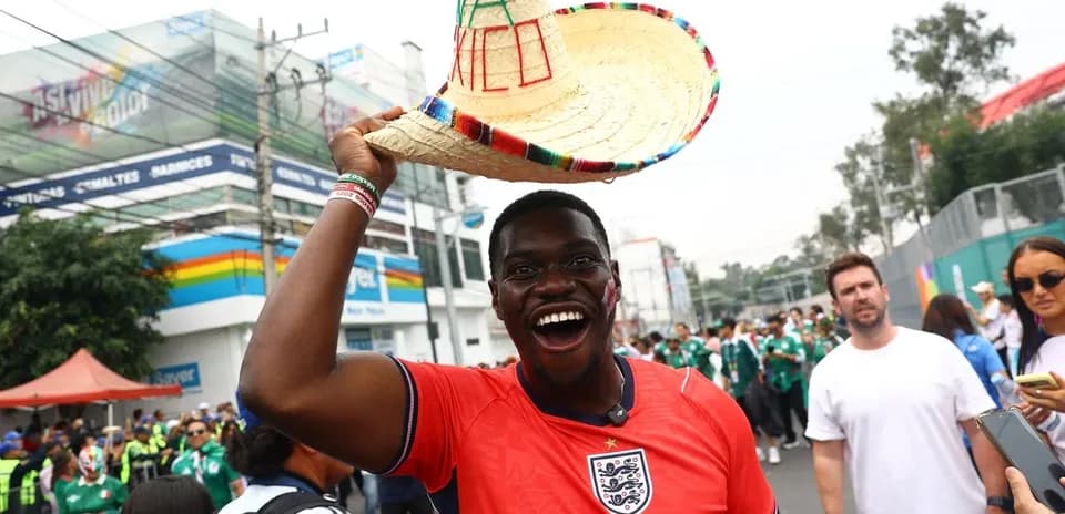 Hombre con sombrero mexicano en evento deportivo