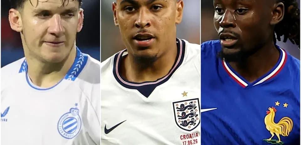 Tres jugadores en sus camisetas nacionales durante un partido