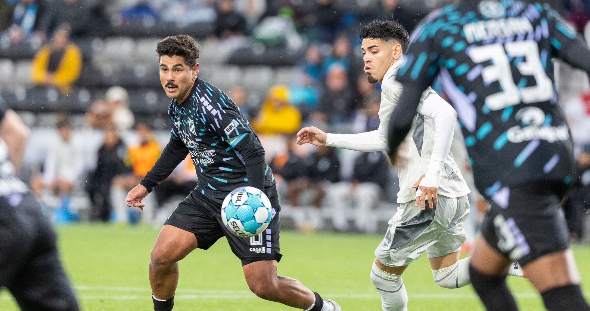Jugador driblando durante el partido de fútbol