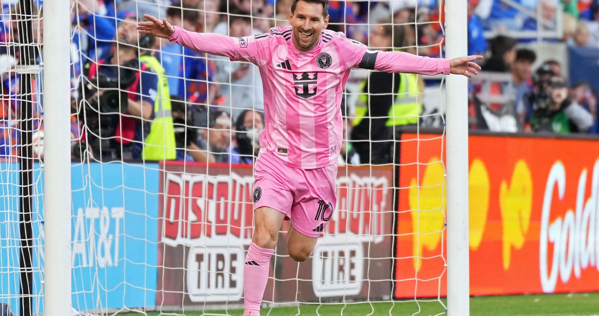 Lionel Messi celebrando un gol con camiseta rosa