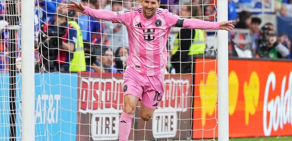 Lionel Messi celebrando un gol con camiseta rosa