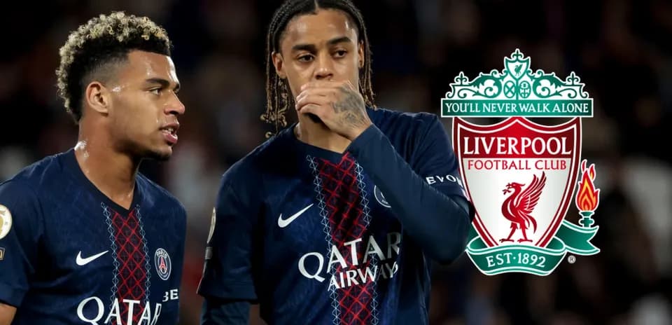 Jugadores de PSG en conversación durante partido