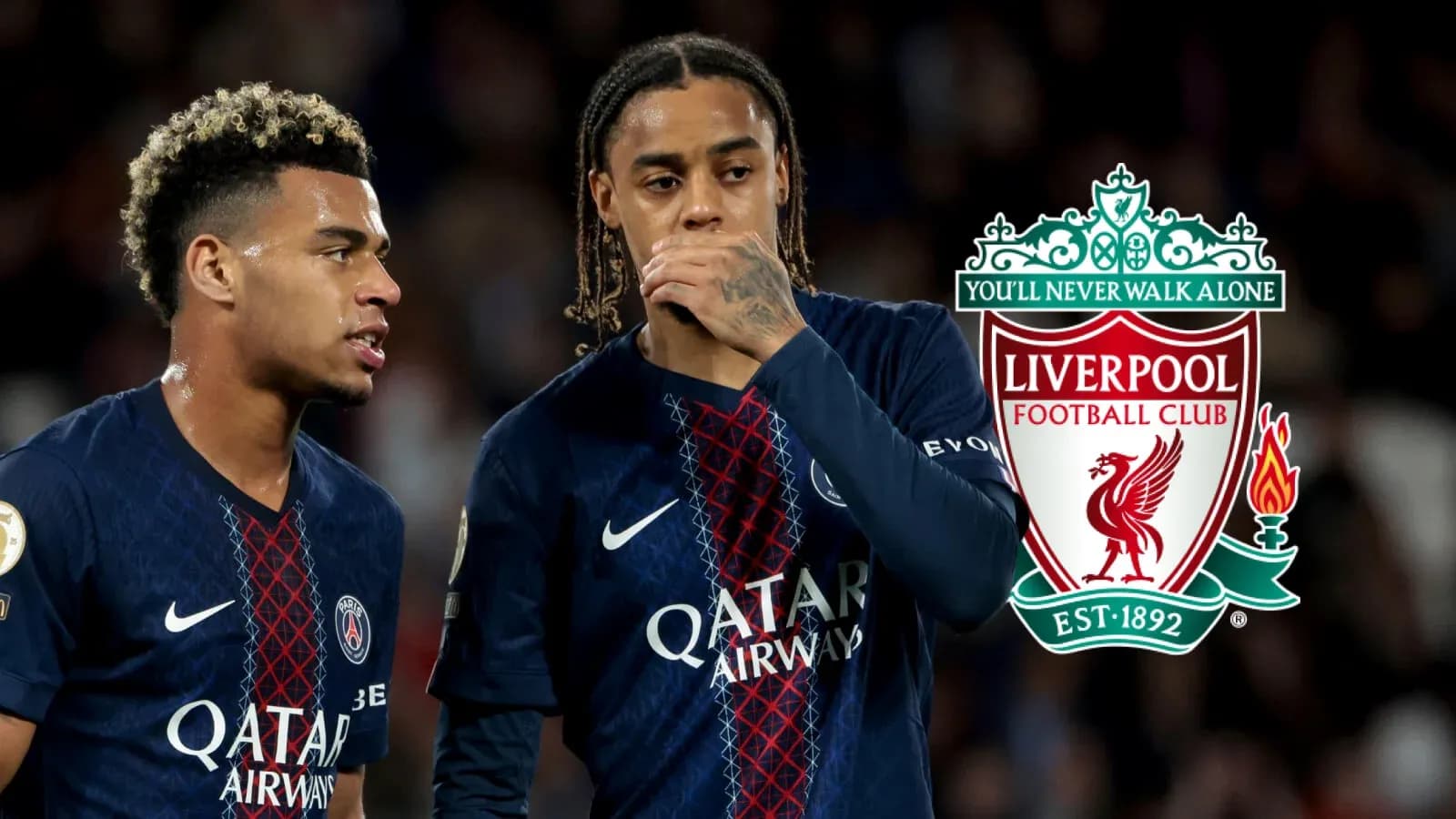 Jugadores de PSG en conversación durante partido