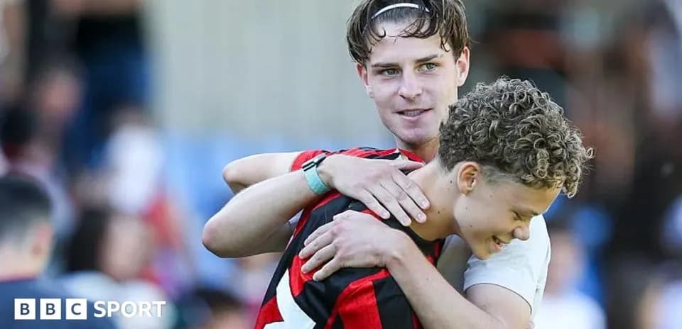 Jugadores abrazándose en el campo de fútbol