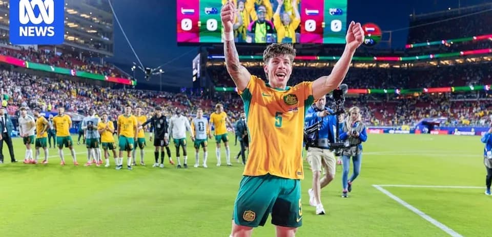 Jugador australiano celebrando con afición tras partido