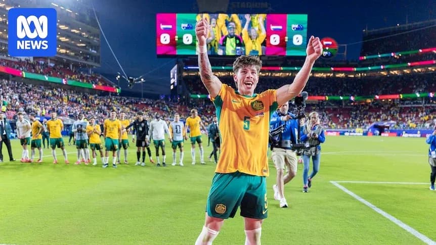 Jugador australiano celebrando con afición tras partido