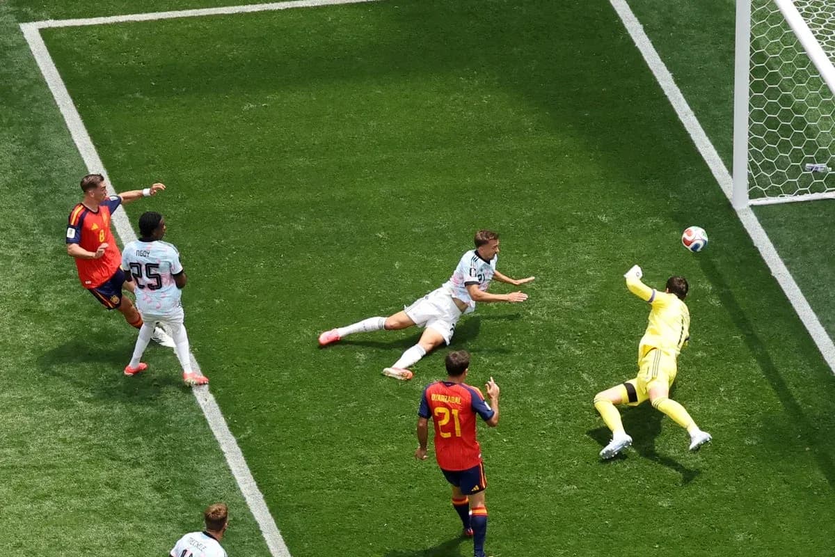 Jugador lanzando el balón hacia la portería en partido