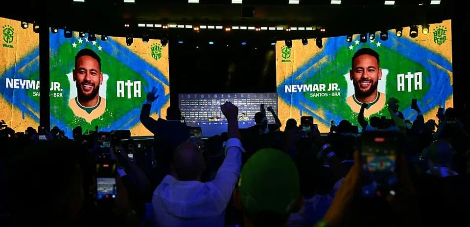 Neymar Jr. en evento con público y pantallas