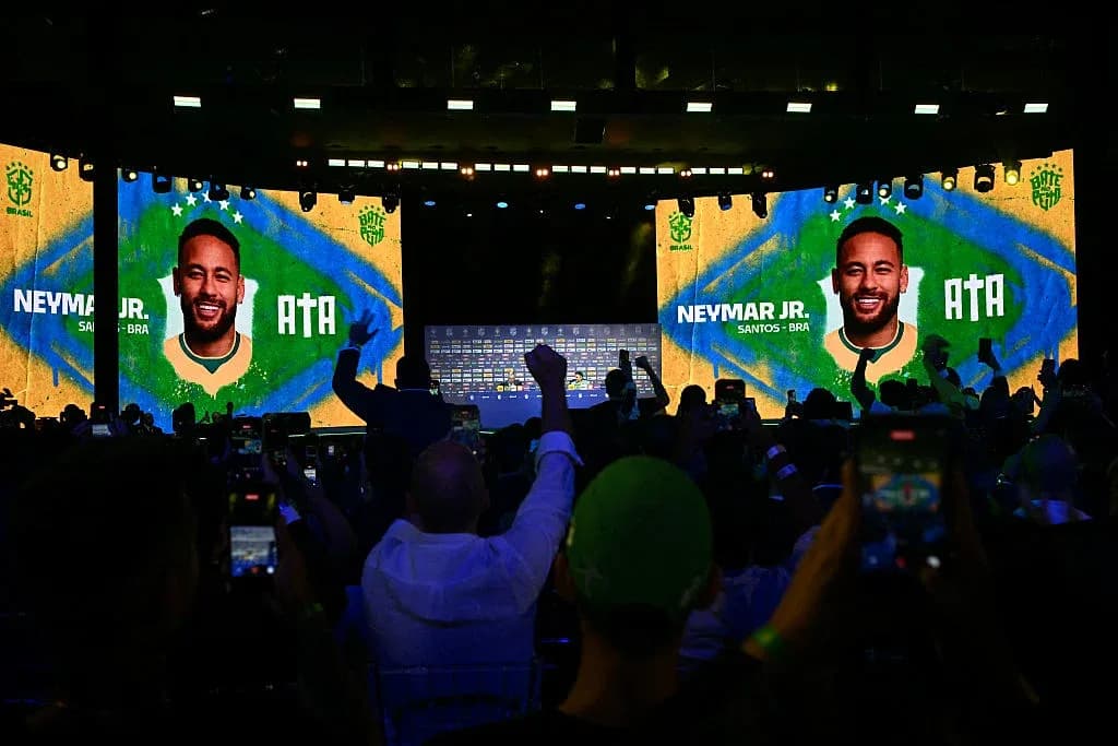 Neymar Jr. en evento con público y pantallas