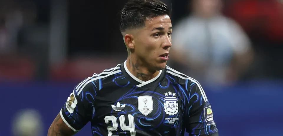 Jugador con camiseta negra de Argentina en acción