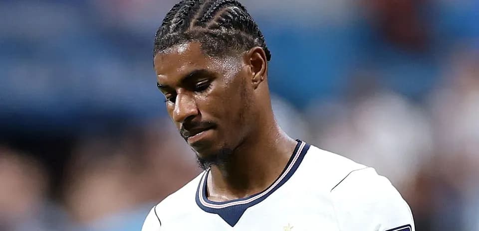 Jugador con trenzas luciendo la camiseta de Inglaterra
