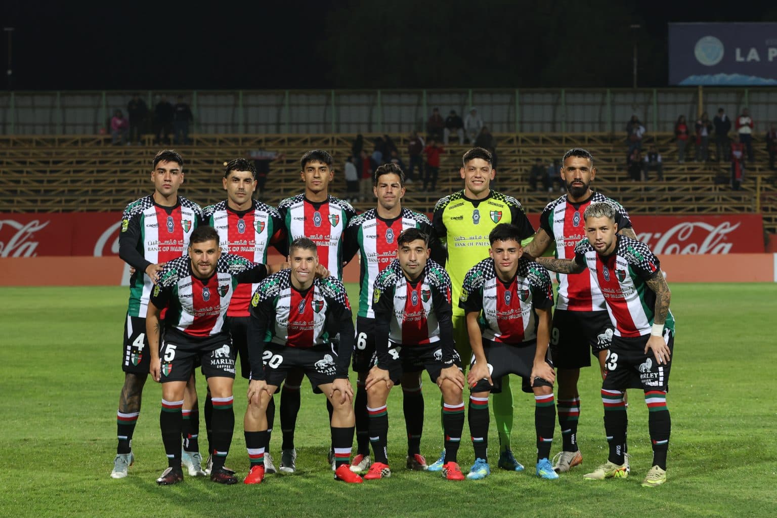 Equipo de Palestino posando antes del partido