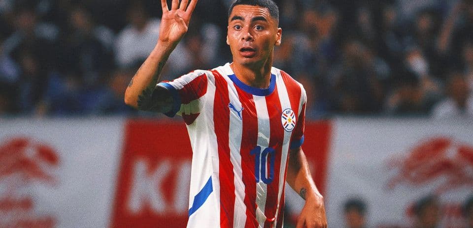 Jugador de Paraguay señalando durante el partido