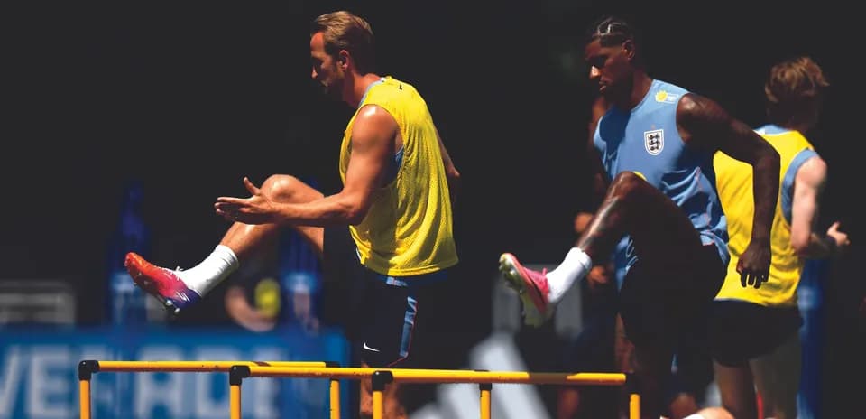 Jugadores entrenando saltando sobre vallas en sesión