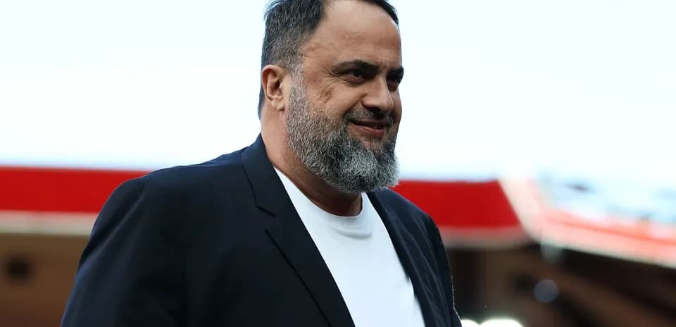 Hombre con barba sonriendo en el estadio