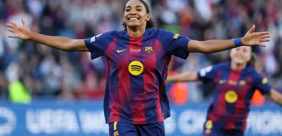 Jugadora del Barça celebrando un gol en el campo