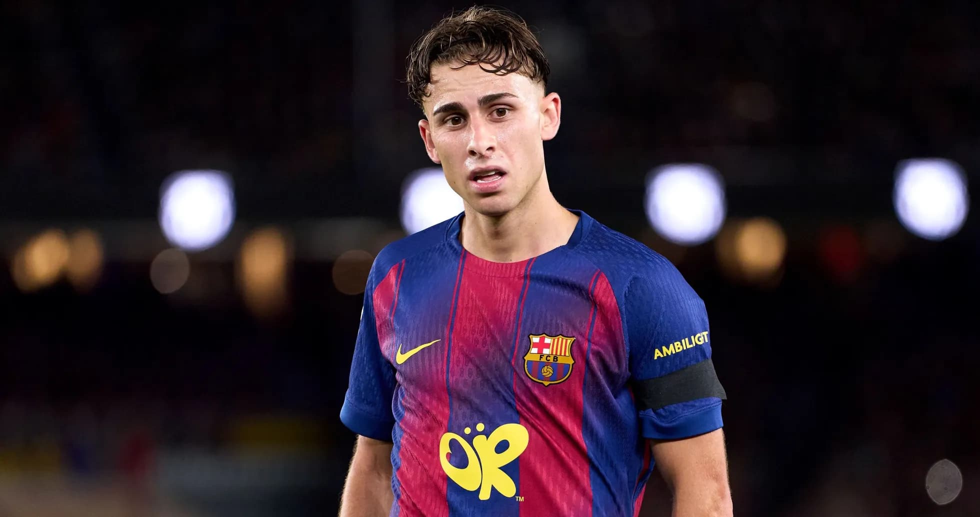 Jugador del Barcelona con camiseta de equipo en el campo