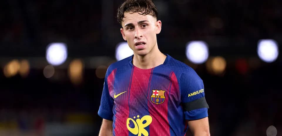 Jugador del Barcelona con camiseta de equipo en el campo