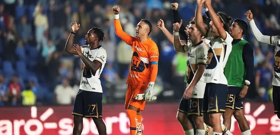 Jugadores de Pumas celebrando con los aficionados