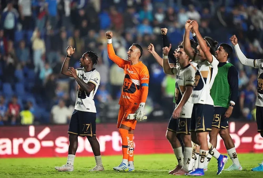 Jugadores de Pumas celebrando con los aficionados
