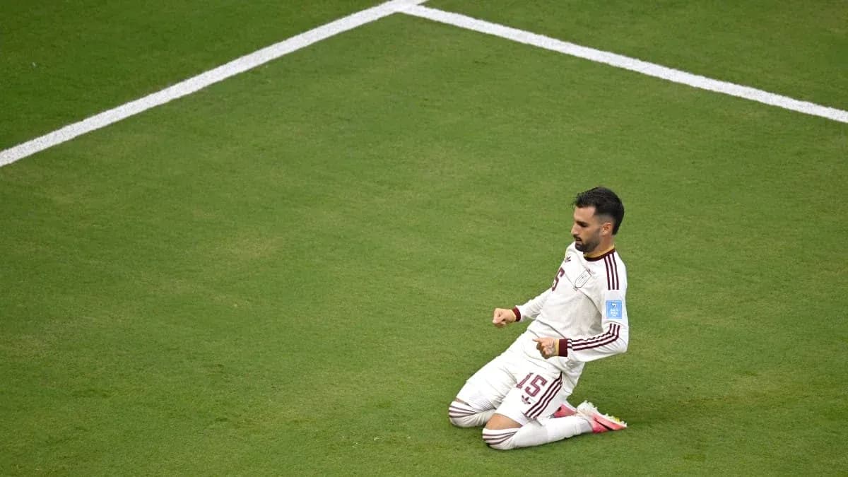 Jugador celebrando un gol en el campo de fútbol