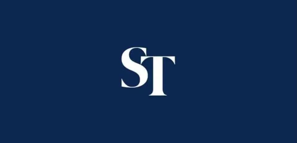 Logotipo de ST sobre fondo azul oscuro