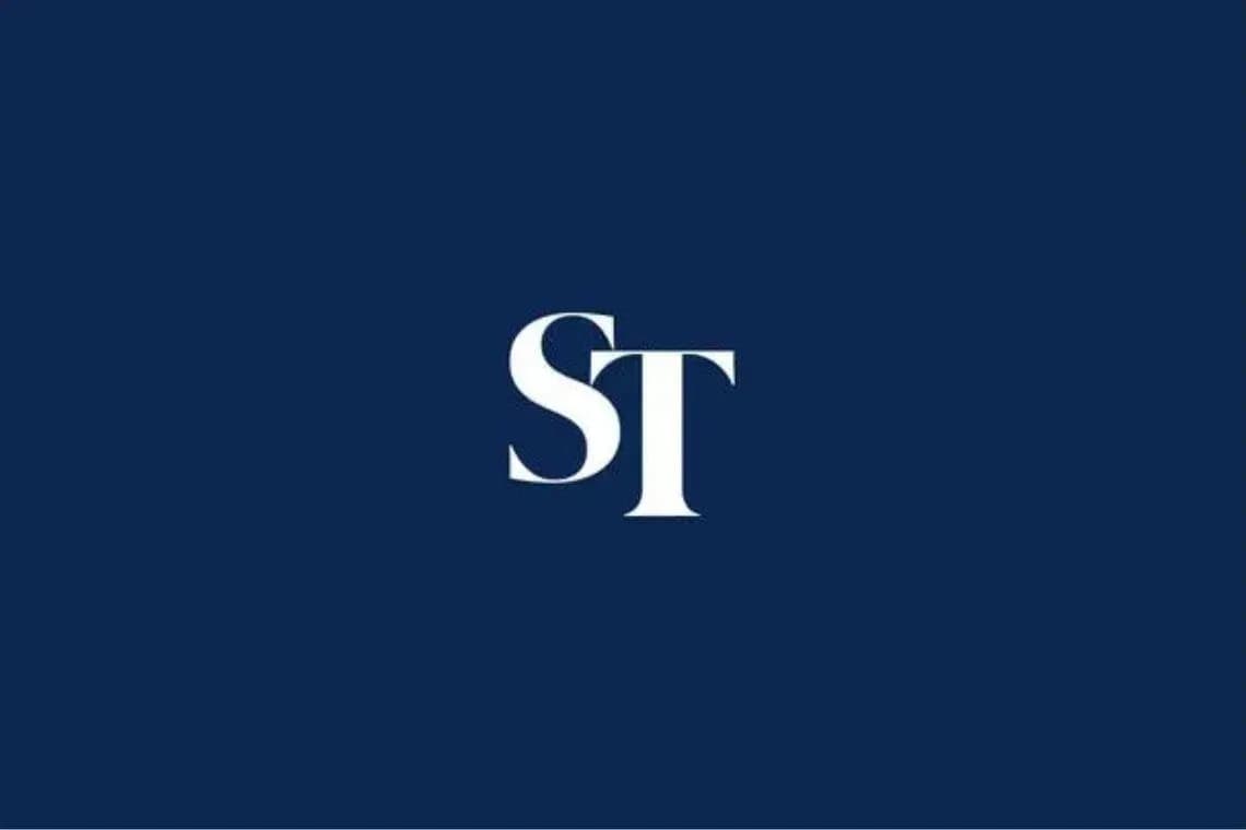 Logotipo de ST sobre fondo azul oscuro