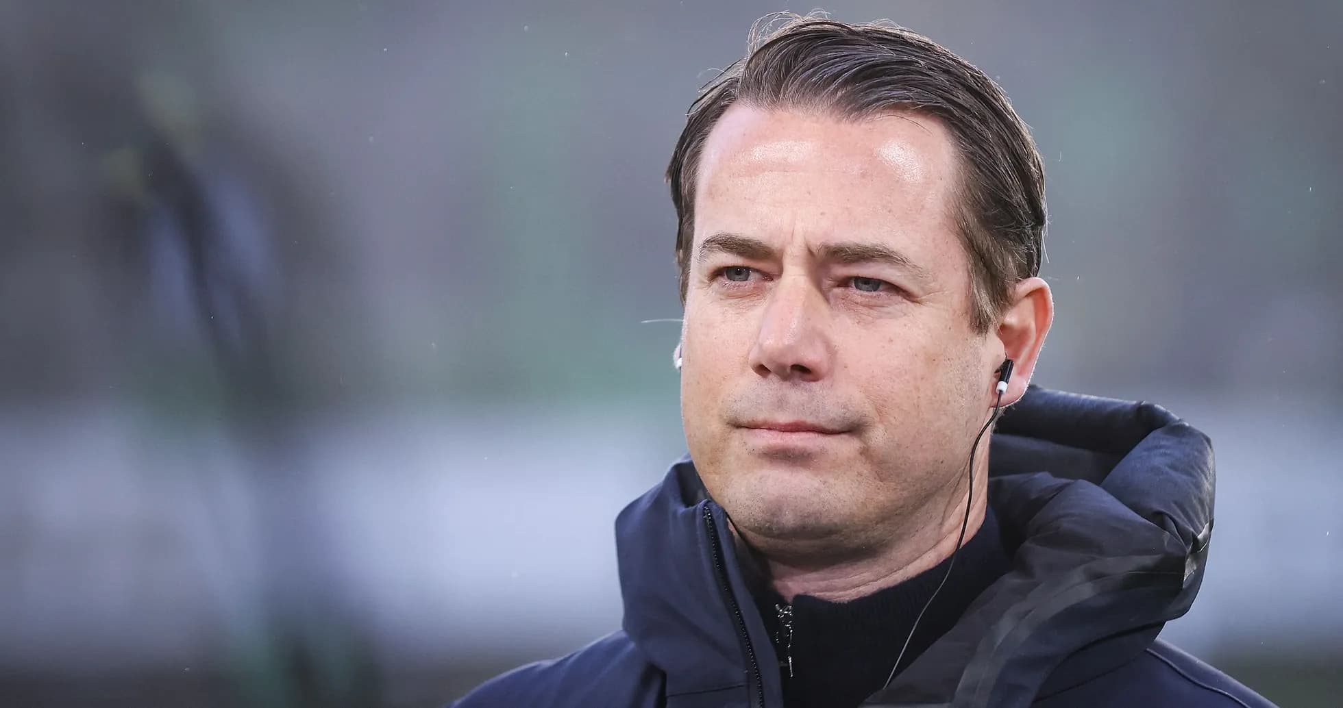 Entrenador escuchando antes del partido