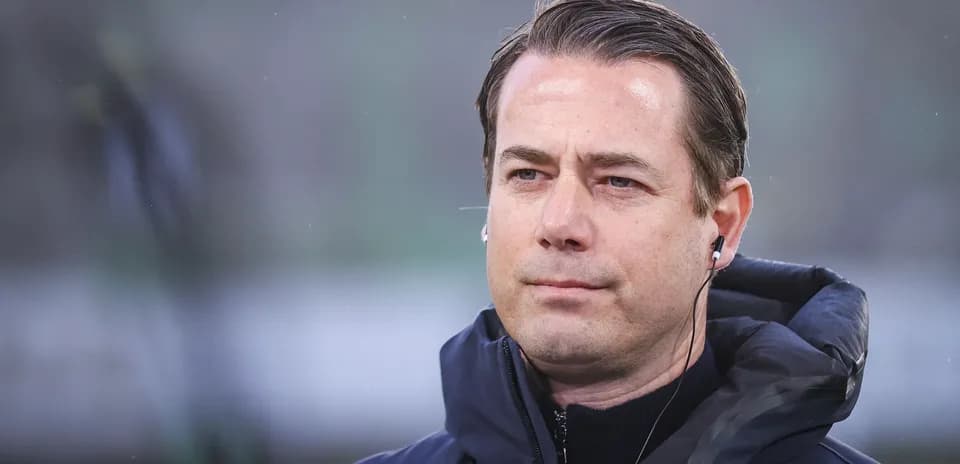 Entrenador escuchando antes del partido